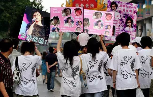 14年前的一首歌把何炅唱哭了,你还记得青春里的05届超女吗?