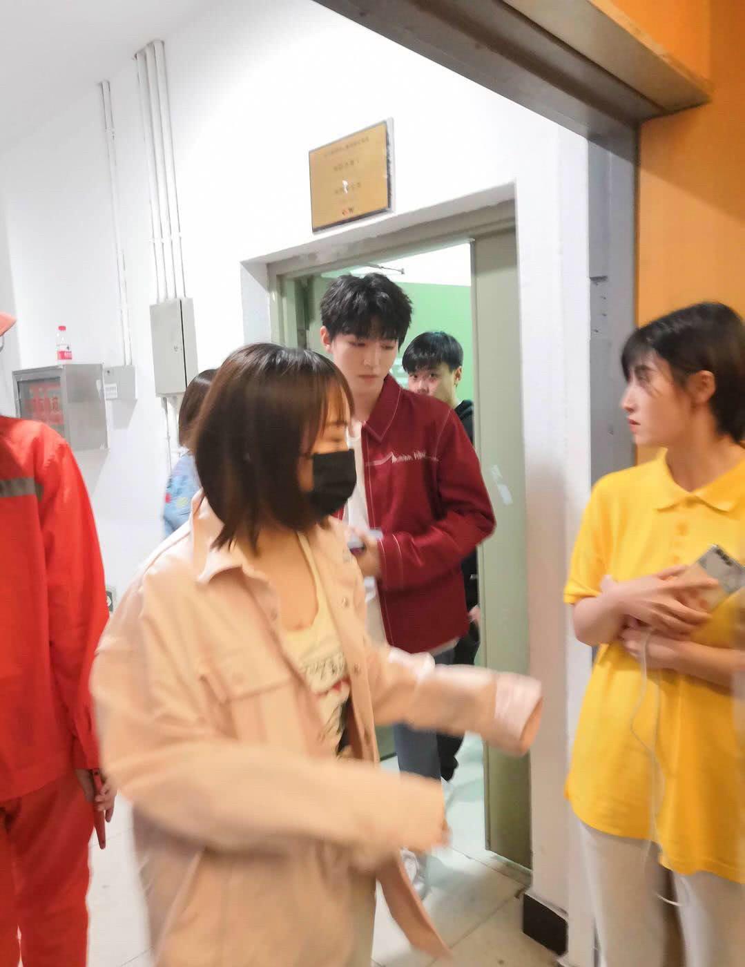 王俊凯初次做主持压力太大?晚会后台和粉丝零互动,神情冷漠