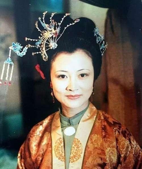 红楼梦中,为何宝钗进贾府能和宝玉走大门,林黛玉却只从侧门进!