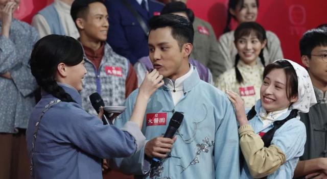 TVB小鲜肉首次担任男主角 与剧中情侣甜蜜互动再惹恋爱疑云