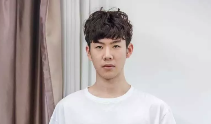LOL:iG战队全员明星脸?TheShy新宣传照意外撞脸发际线小吴