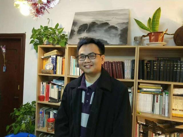 袁立与老公坐2块钱轮渡再秀恩爱,穿短裙露长腿,越来越有女人味