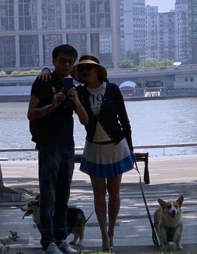 袁立与老公坐2块钱轮渡再秀恩爱,穿短裙露长腿,越来越有女人味