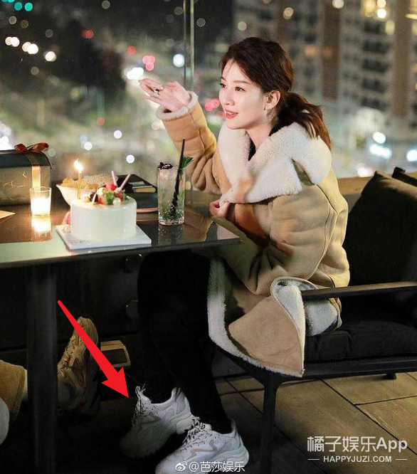 他俩的锤已经实到没边了吧...不仅被扒同款,还被偶遇在商场买包