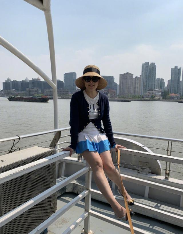 袁立与老公坐2块钱轮渡再秀恩爱,穿短裙露长腿,越来越有女人味