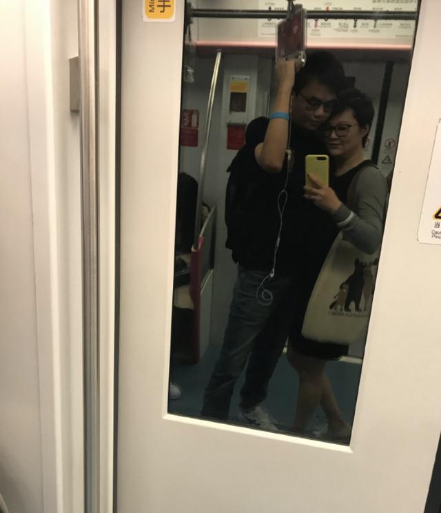 袁立与老公坐2块钱轮渡再秀恩爱,穿短裙露长腿,越来越有女人味