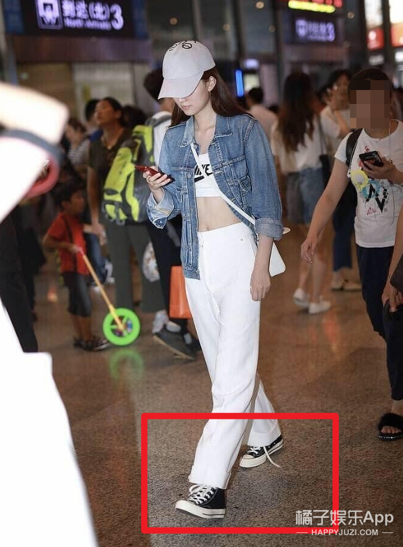 他俩的锤已经实到没边了吧...不仅被扒同款,还被偶遇在商场买包