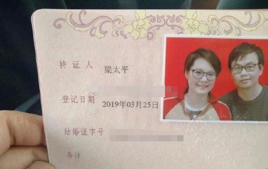 袁立与老公坐2块钱轮渡再秀恩爱,穿短裙露长腿,越来越有女人味