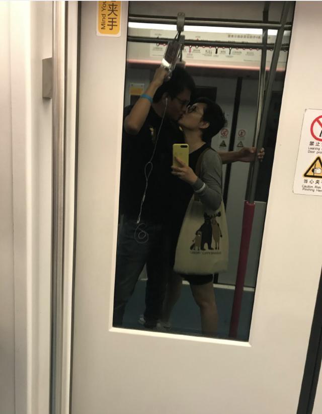 袁立与老公坐2块钱轮渡再秀恩爱,穿短裙露长腿,越来越有女人味