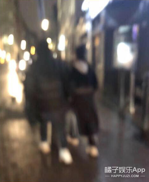 他俩的锤已经实到没边了吧...不仅被扒同款,还被偶遇在商场买包