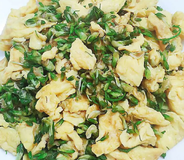 大叔家的特色菜:槐花炒鸡蛋,色泽清新,软嫩爽口,家人爱吃