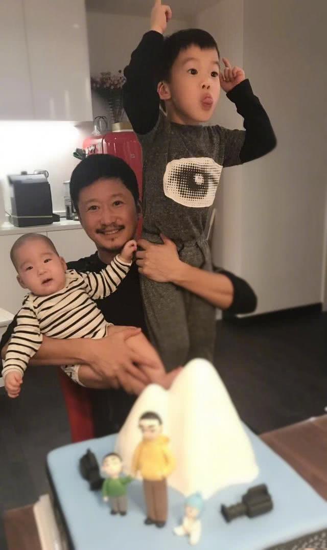 吴京婚姻迎来“七年之痒”,谢楠送了一个痒痒挠,好接地气!