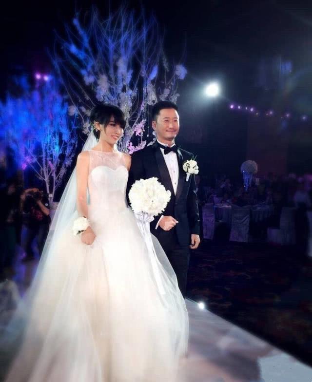吴京婚姻迎来“七年之痒”,谢楠送了一个痒痒挠,好接地气!