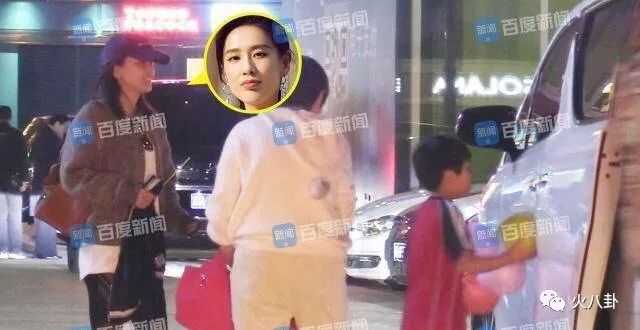 超人妈妈黄圣依拍戏再忙不忘带娃,单手抱娃显“妈妈力”