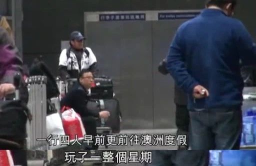 谭咏麟与小三一家罕见同框,22岁私生子超帅气,还带女友见家长