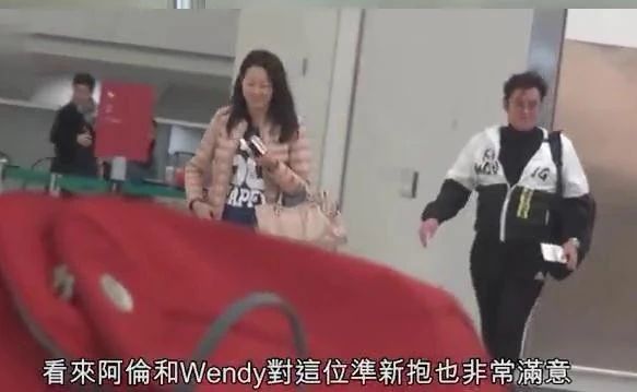 谭咏麟与小三一家罕见同框,22岁私生子超帅气,还带女友见家长