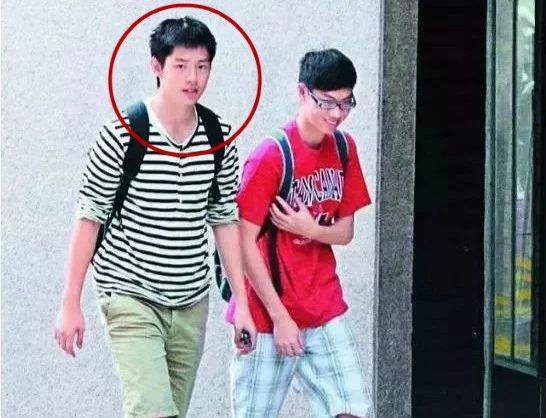 谭咏麟与小三一家罕见同框,22岁私生子超帅气,还带女友见家长