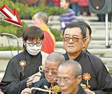 谭咏麟与小三一家罕见同框,22岁私生子超帅气,还带女友见家长