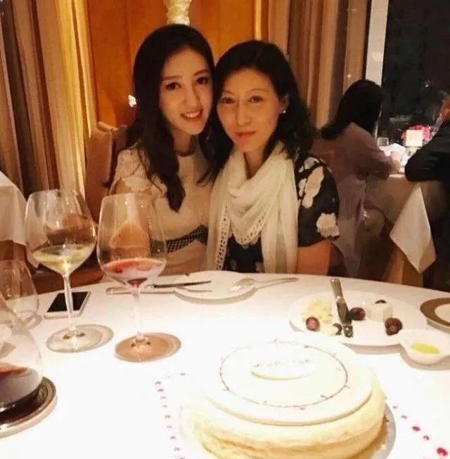 27岁TVB港姐离婚后傍上百亿富豪男友 带上妈妈与男友甜蜜约会