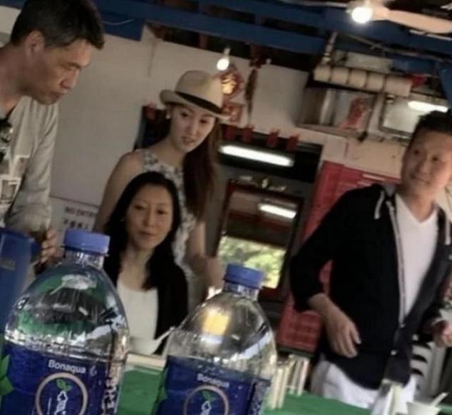 27岁TVB港姐离婚后傍上百亿富豪男友 带上妈妈与男友甜蜜约会