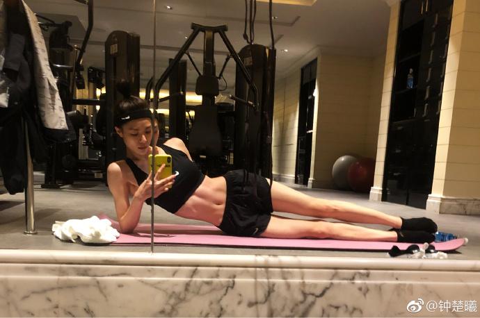《芳华》女主再惹争端?和关晓彤同框走红毯,替她P图却反遭骂?