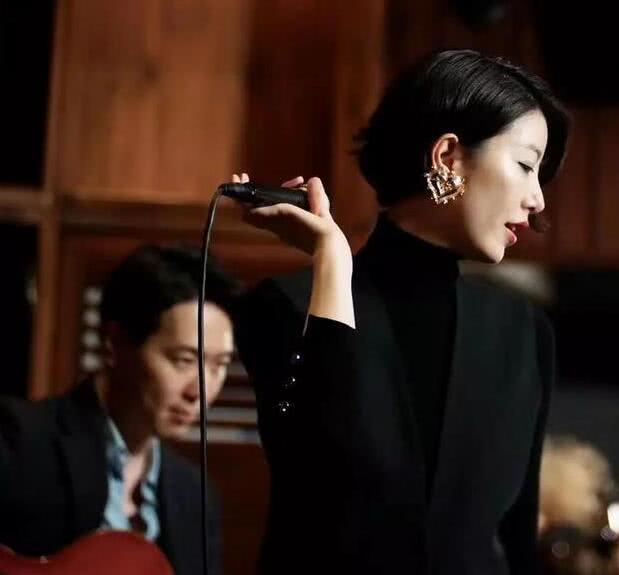 李亚鹏女友真实收入曝光:驻唱800元一场,月收入3万元