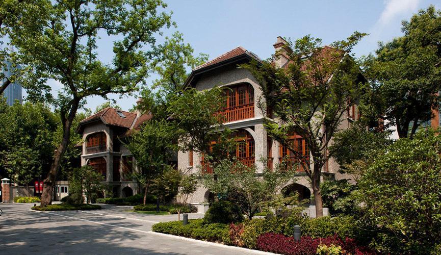 湖北恩施厉害了,以风雨廊桥形式建的最大土家吊脚楼,演起《龙船调》