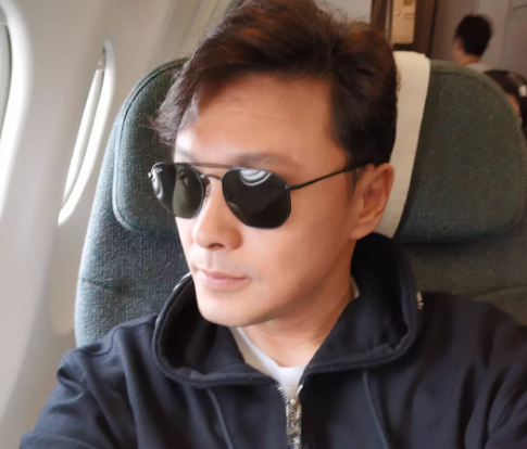 55岁曹永廉近照曝光,十几年没变样,网友直言还是那么年轻
