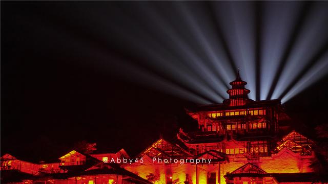 湖北恩施厉害了,以风雨廊桥形式建的最大土家吊脚楼,演起《龙船调》