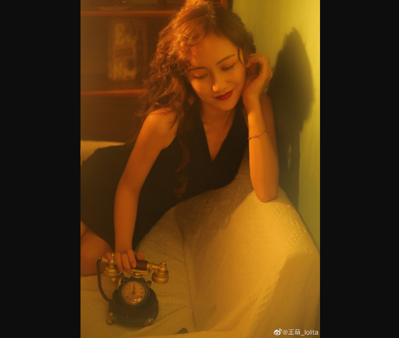IG输北美后,RNG女主持秀出珍藏秀腿写真!这才是真的舒服了