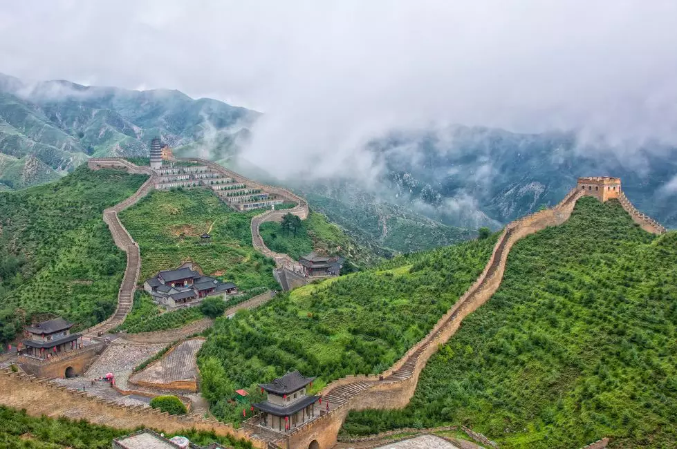 湖北恩施厉害了,以风雨廊桥形式建的最大土家吊脚楼,演起《龙船调》