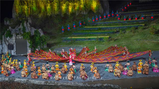 湖北恩施厉害了,以风雨廊桥形式建的最大土家吊脚楼,演起《龙船调》