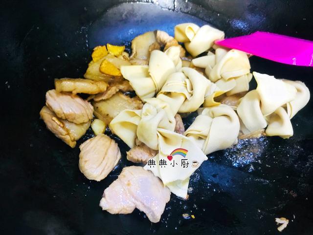 炒猪肉时,什么时候“加盐”?很多人放错了,难怪又老又硬