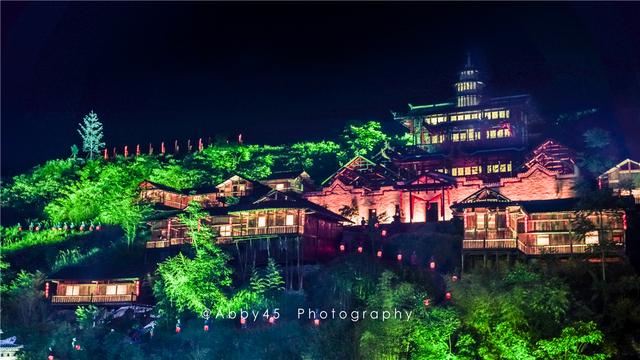 湖北恩施厉害了,以风雨廊桥形式建的最大土家吊脚楼,演起《龙船调》