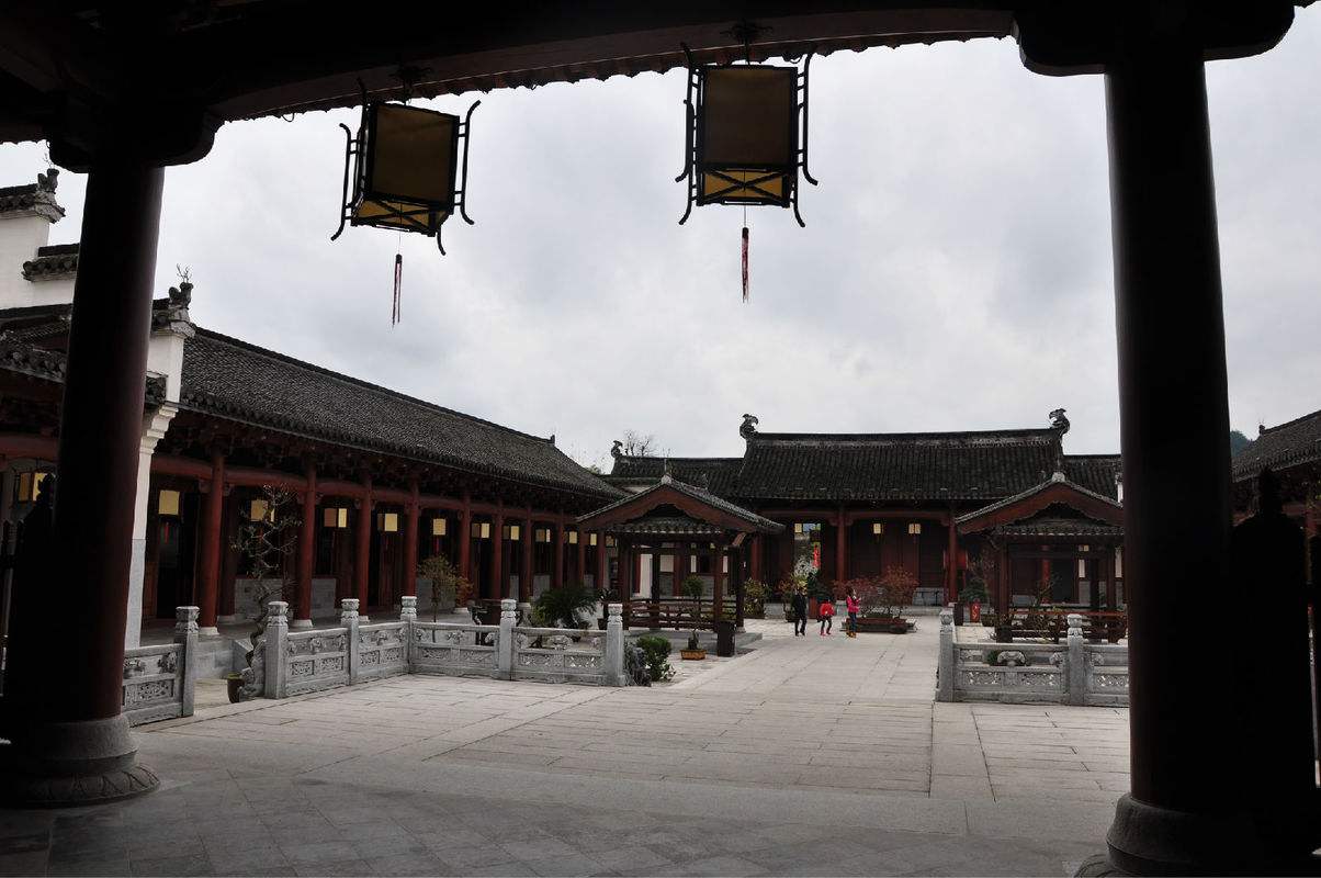 湖北恩施厉害了,以风雨廊桥形式建的最大土家吊脚楼,演起《龙船调》