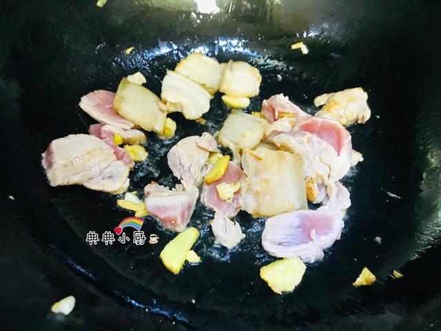 炒猪肉时,什么时候“加盐”?很多人放错了,难怪又老又硬