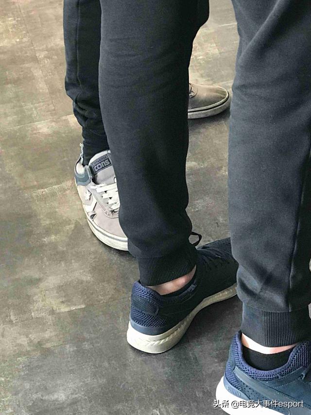 G2中单Caps有多节俭?穿了10年的鞋子都不舍得换,你们在暗示谁?