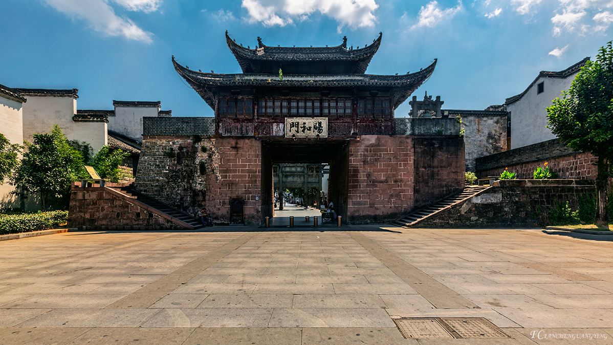 湖北恩施厉害了,以风雨廊桥形式建的最大土家吊脚楼,演起《龙船调》