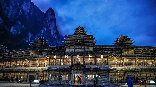 湖北恩施厉害了,以风雨廊桥形式建的最大土家吊脚楼,演起《龙船调》