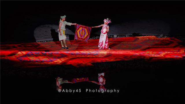 湖北恩施厉害了,以风雨廊桥形式建的最大土家吊脚楼,演起《龙船调》