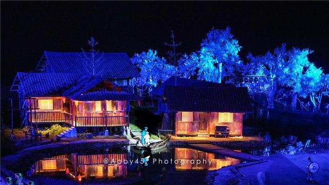 湖北恩施厉害了,以风雨廊桥形式建的最大土家吊脚楼,演起《龙船调》