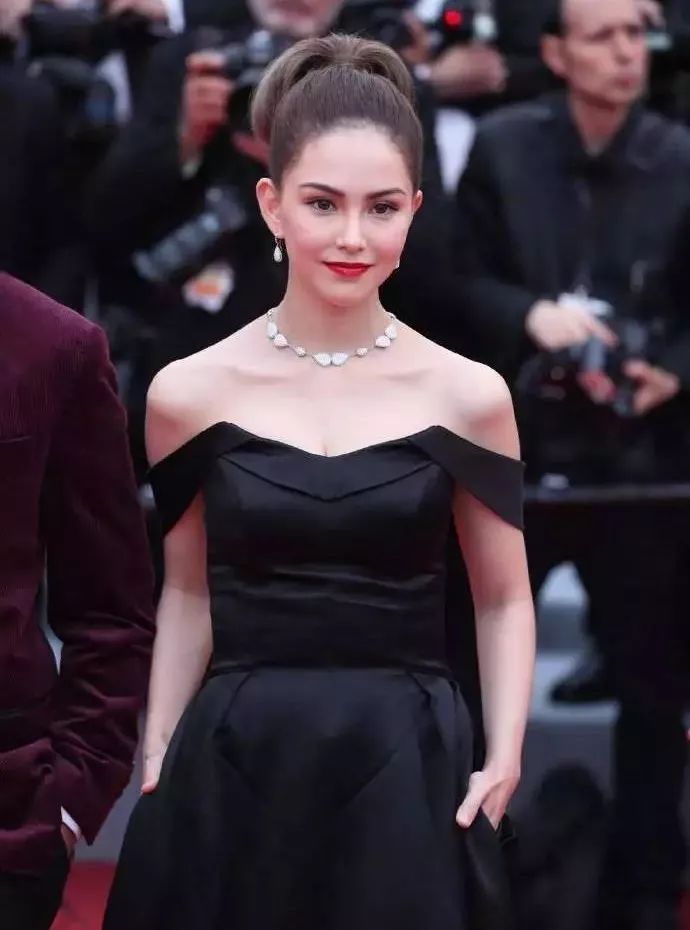 女星合照对比:关晓彤显老,奚梦瑶眼妆似黑山老妖,昆凌全场最佳