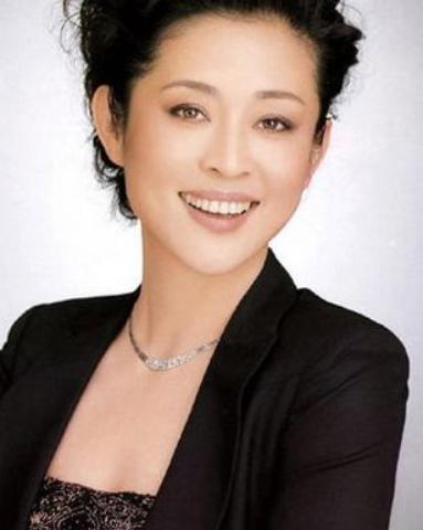 倪萍“暴瘦”之后挤地铁,全程站立却无人识,穿着潮流惹争议