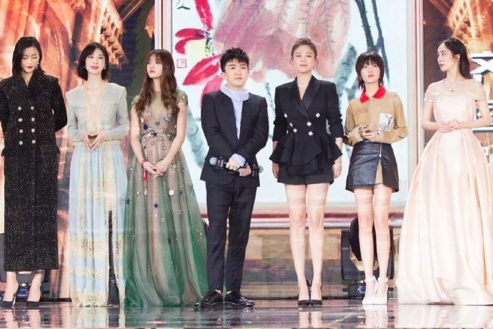 女星合照对比:关晓彤显老,奚梦瑶眼妆似黑山老妖,昆凌全场最佳