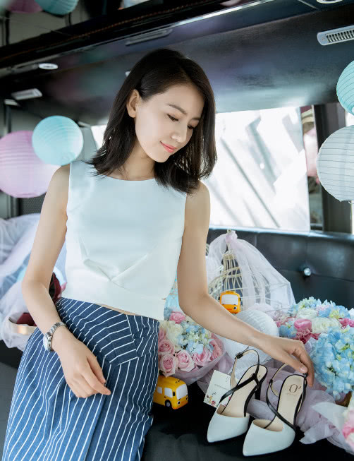高圆圆产女后,赵又廷走出医院,被问到女儿像谁时,他回答:都像
