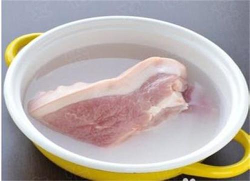无论解冻什么肉,千万不要用水泡!老师傅教我绝招,分分钟搞定