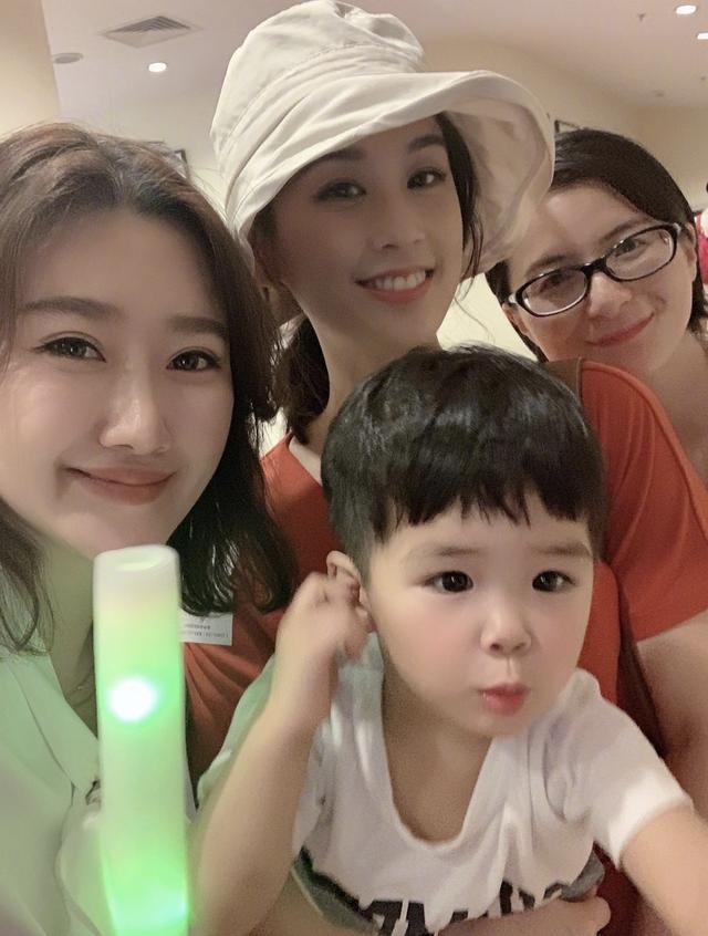 黄圣依带小儿子观看哥哥汇报演出,上小学的安迪长高长胖了