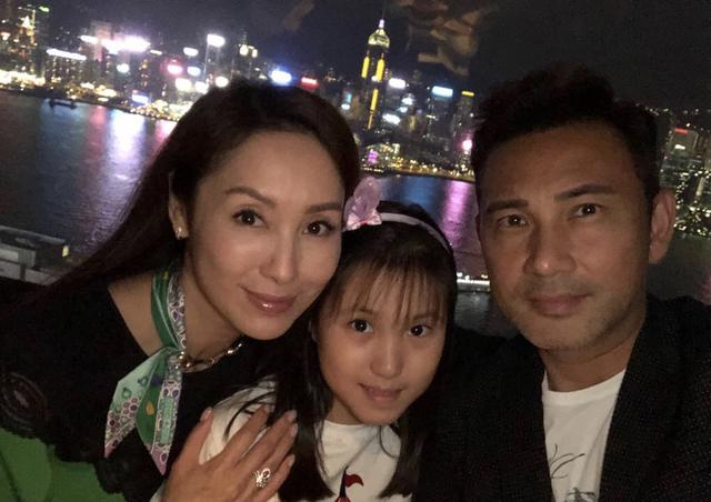 49岁前TVB当家花旦退出娱乐圈后做全职妈妈不亦乐乎