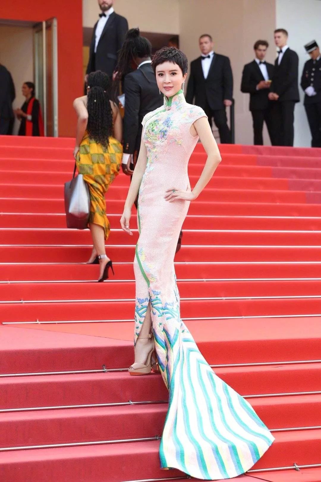 金巧巧6岁女儿2岁儿子曝光!人脉强大!李连杰章子怡都得敬三分!