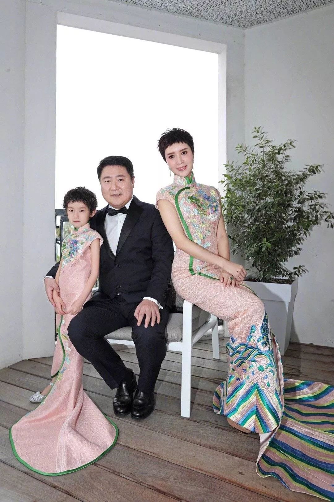 金巧巧6岁女儿2岁儿子曝光!人脉强大!李连杰章子怡都得敬三分!
